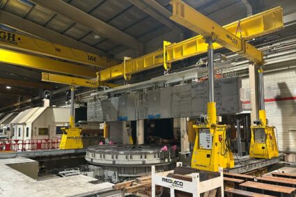 Mediaco Heavy Lift déplace un tour industriel grâce à un portique Enerpac
